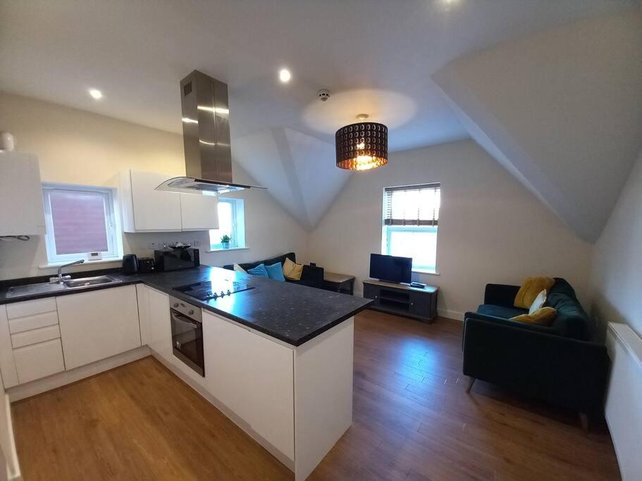 Roomy Penthouse 2 Double Bed Apartment - Spacious - Central Beeston - Free Secure Parking - Nottingham Eksteriør billede